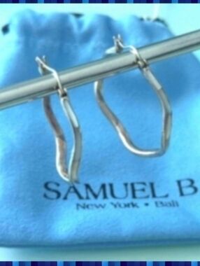 Samuel B. Silver Wavy Hoop Earrings With A Mother Of Pearl